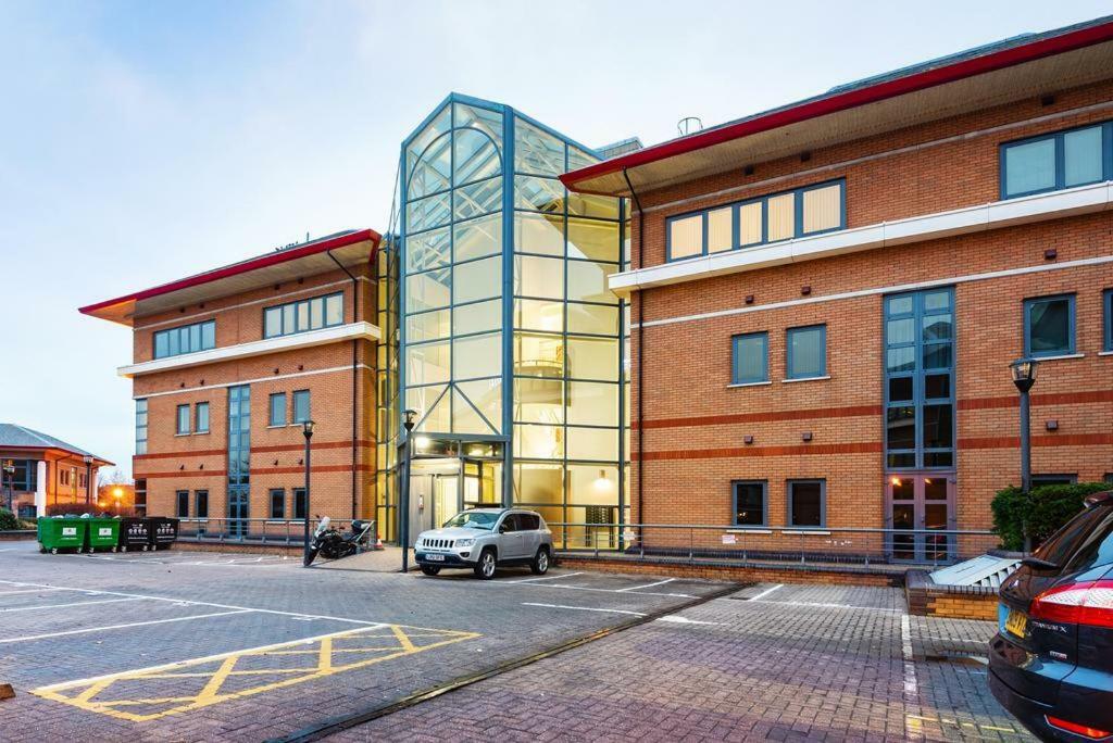 Harmondsworth Mondial Apartments At Heathrow מראה חיצוני תמונה