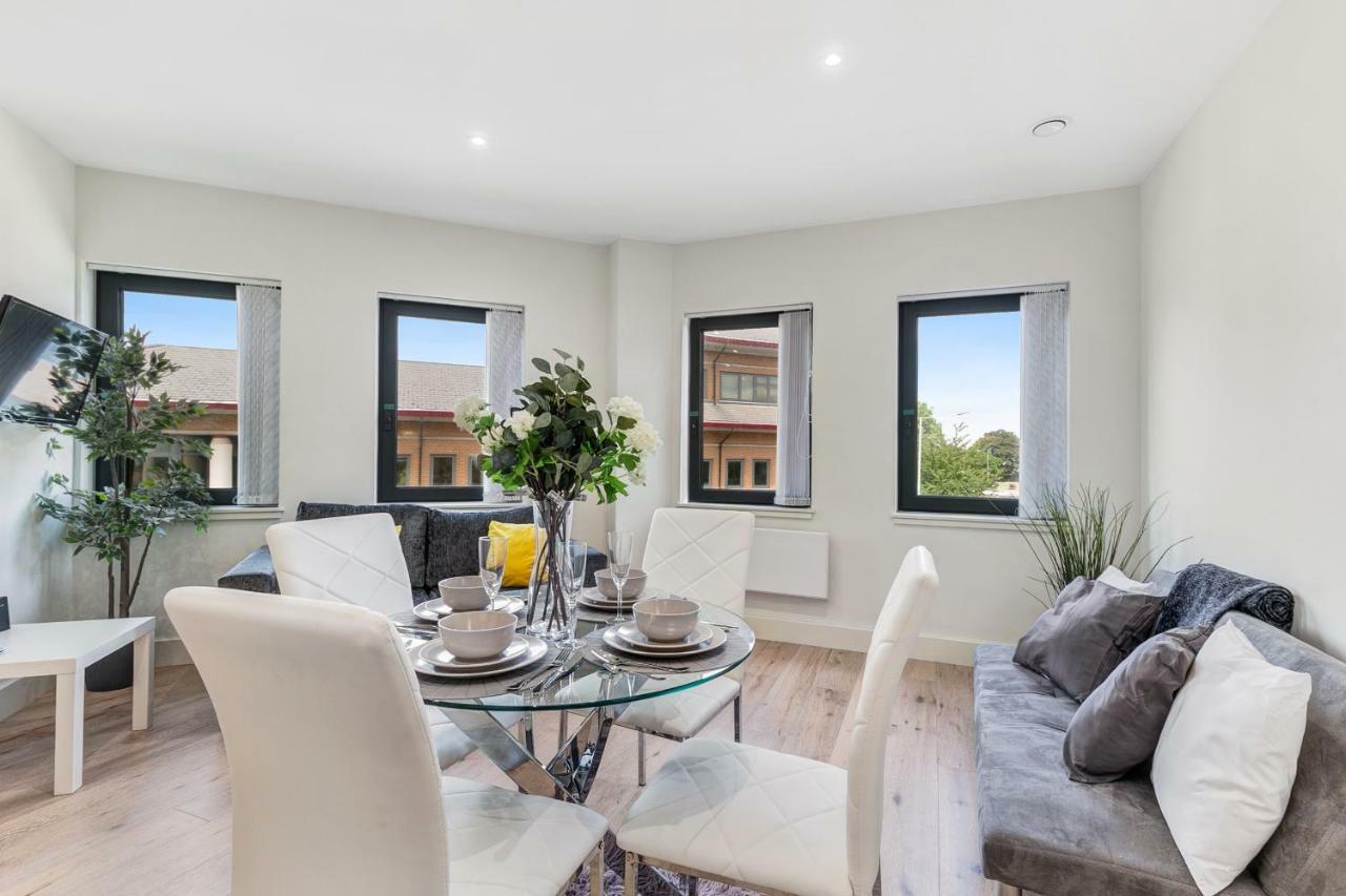 Harmondsworth Mondial Apartments At Heathrow מראה חיצוני תמונה