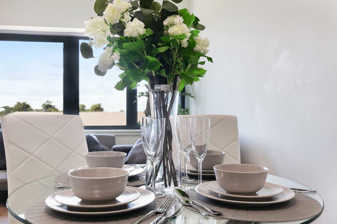 Harmondsworth Mondial Apartments At Heathrow מראה חיצוני תמונה
